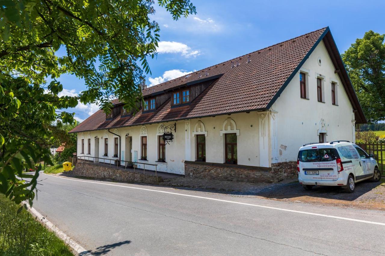 Hostinec u Zámečku Klokočov Hotel Exterior foto